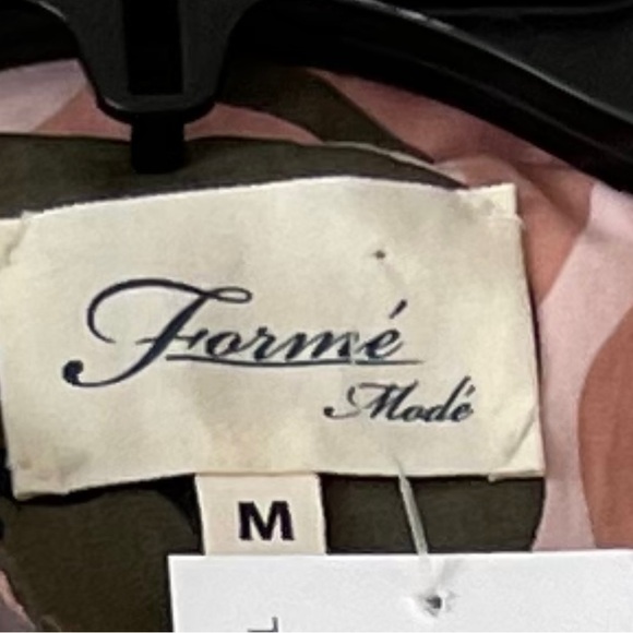 Forme' Mode' Pink Camo Utility Vest NWT in a size medium - Picture 5 of 12